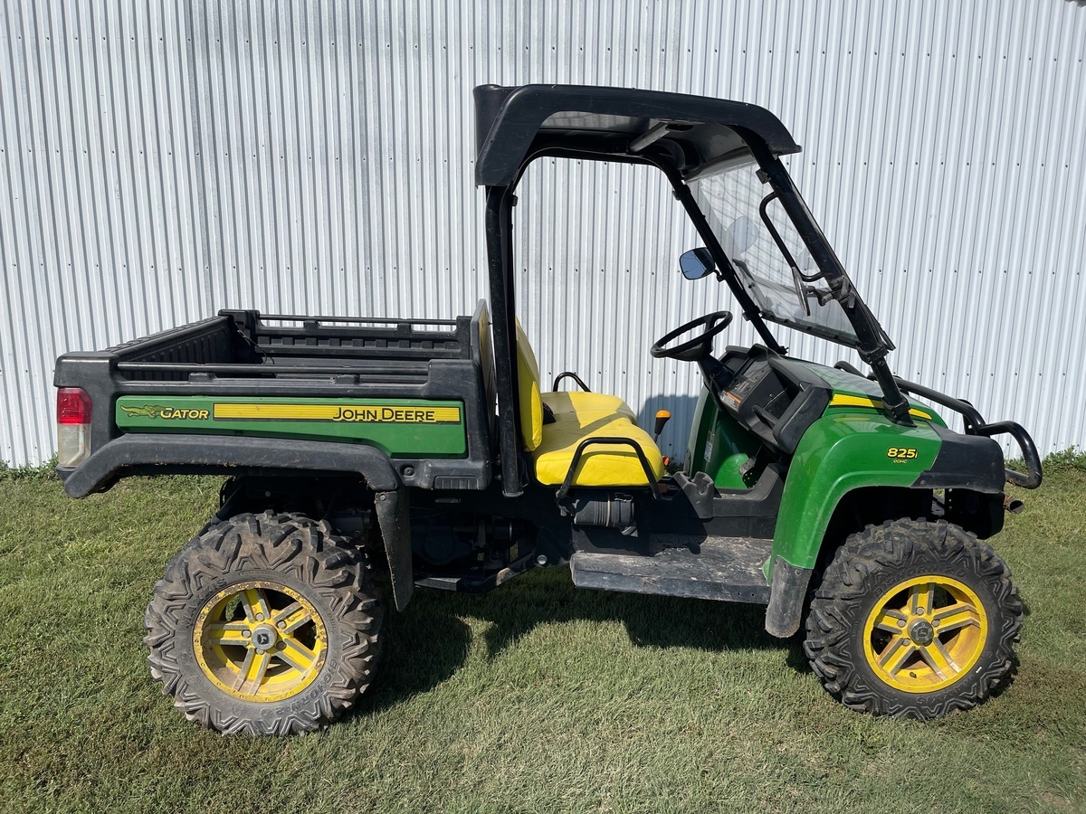 2013 Deere 825i